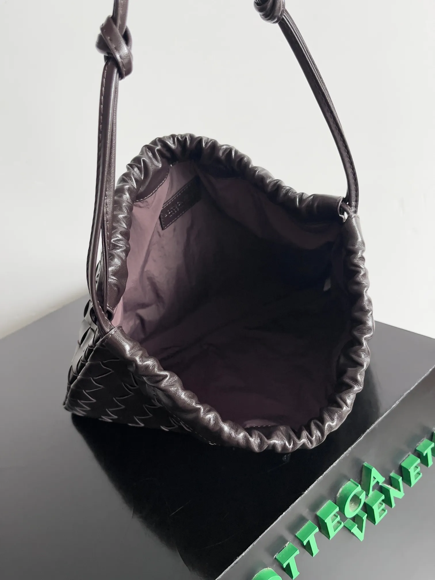 Batch 1560 Armpit bags have become a fashionable item that every girl has in their hands in recent years🛍️. The elegant and simple style has won the love of many people of different ages. However, there is an unavoidable trouble with armpit bags, that is, the capacity is too small, and BOTTEGA VENETA’s new Dustbag Considering people's travel needs, the capacity of garbage bags has been greatly upgraded. Folding umbrellas, water cups, and girls' makeup powder and lipstick can all be accommodated. It is very light and resistant to dirt. Even if you have a lot of things when traveling, it can reduce the burden to a certain extent. The shoulder straps are buckled and can be changed at will. It can be used for hand holding or as the liner of a large bag. After the drawstring is drawn, it looks like a cloud bag. It is very suitable for concave styling when traveling in summer🙋🏻‍♀️ Style number: 796728 Size: 32*23*1cm